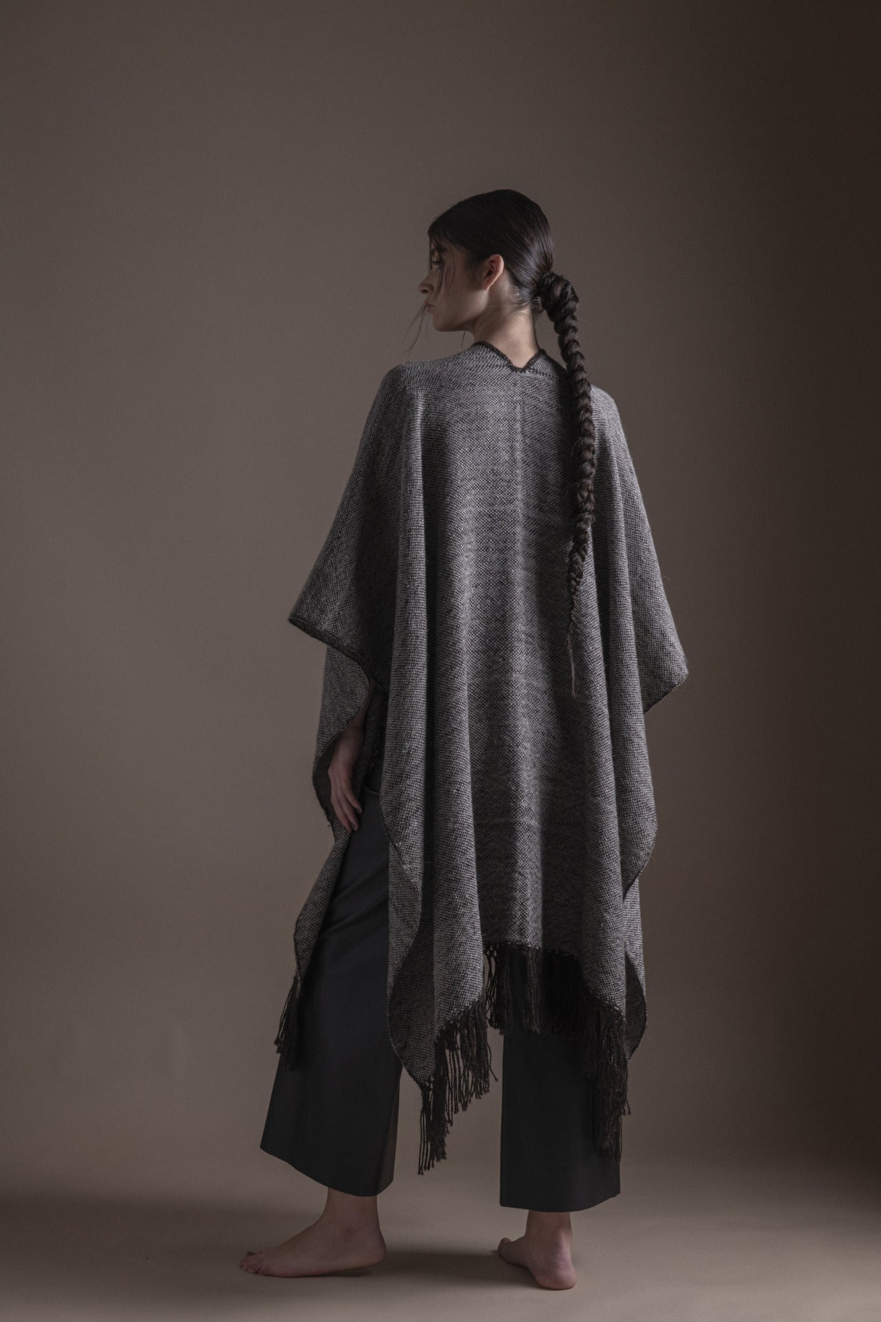 Ruana Andes Negro ( PRE-ORDER )