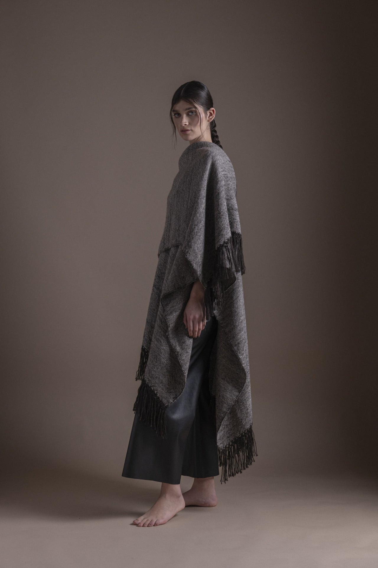 Ruana Andes Negro ( PRE-ORDER )